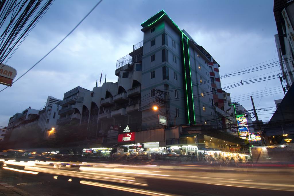 Sky Suites Bangkok Exterior photo